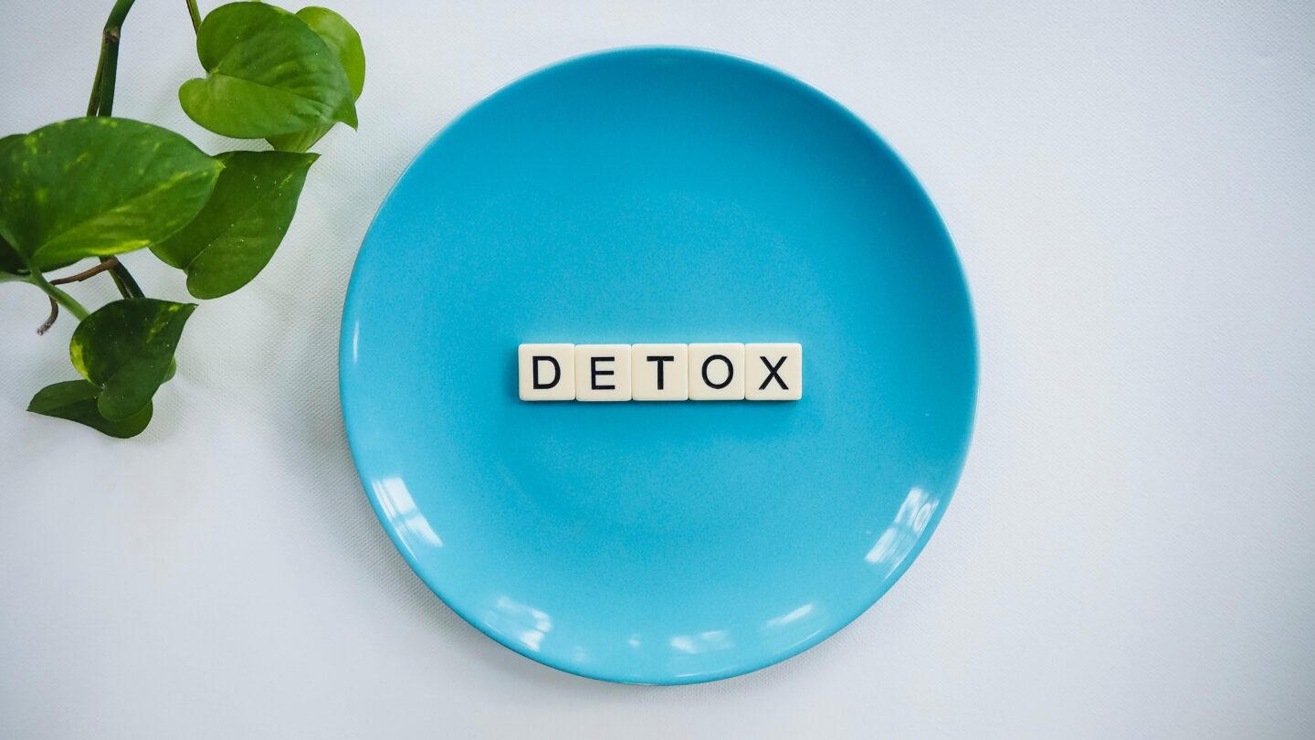 a blue plate with the word detox spelled on it